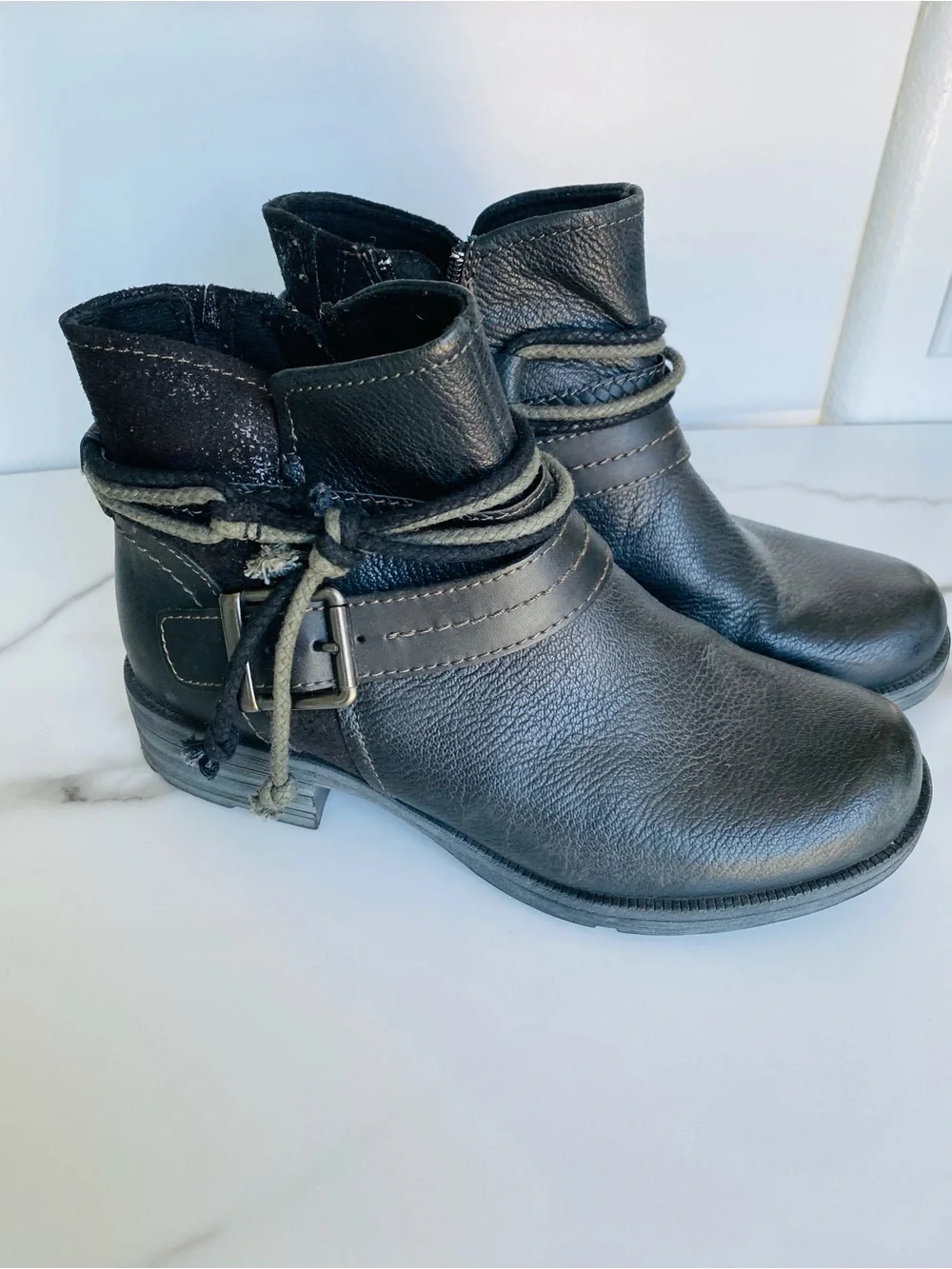 Earth Origins black leather ankle booties womens size 9